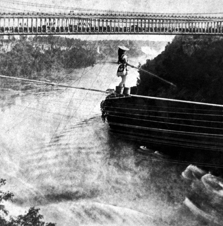 maria_spelterini_at_suspension_bridge